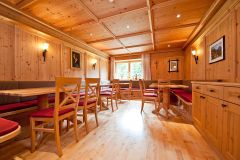 Stube im Jugendferienheim Adler in den Kitzbüheler Alpen